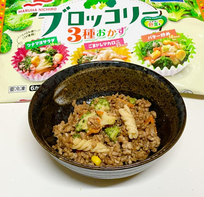 食材として使用したブロッコリー3種おかずも一緒に写したマカロニブロッコリーのそぼろ炒め