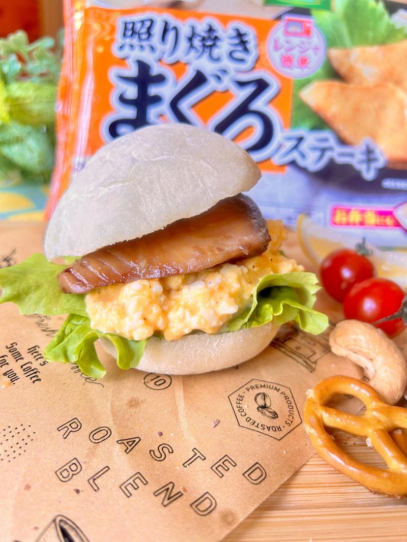 食材として使用した今日のおかず 照り焼き まぐろステーキも一緒に写したまぐろのタルタルバーガー