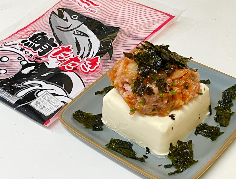 食材として使用したまぐろたたきも一緒に写したキムチまぐろのせ冷奴