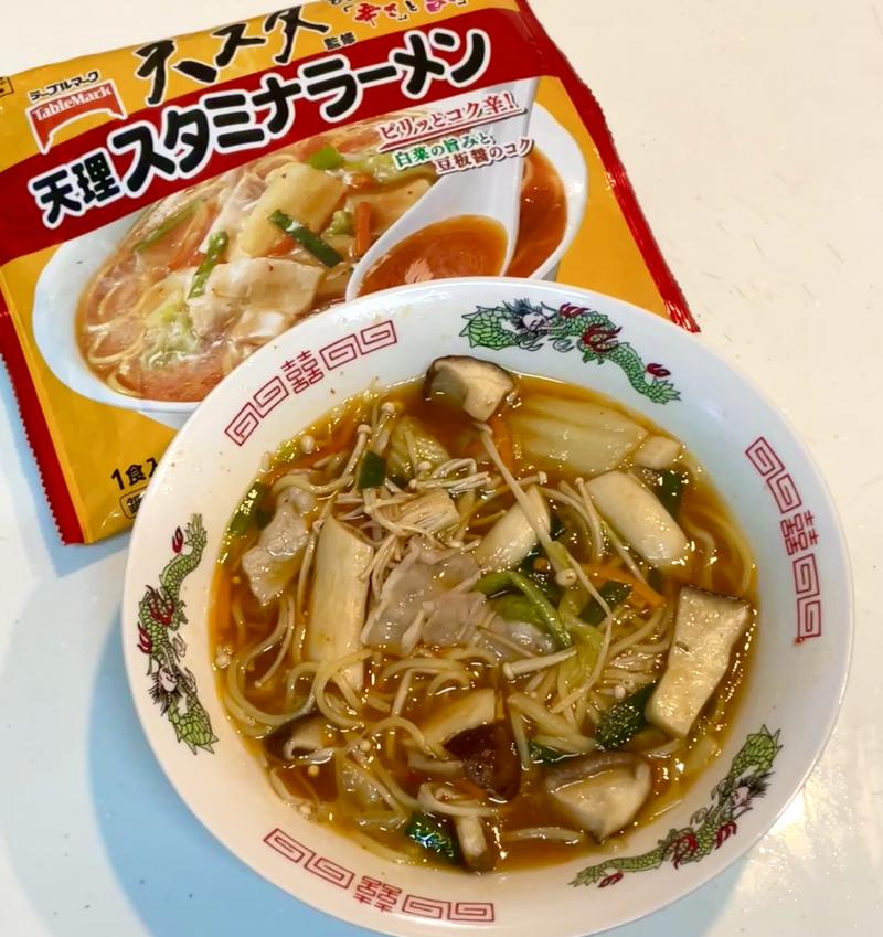食材として使用した天理スタミナラーメン監修 スタミナラーメンも一緒に写した天スタきのこスタミナラーメン