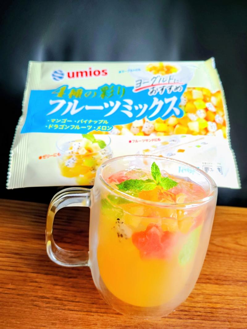 食材として使用した4種の彩りフルーツミックス180gも一緒に写した4種の彩りフルーツミックスで2色ゼリー
