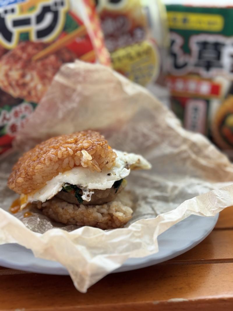 食材として使用したミニハンバーグも一緒に写した焼きおにぎりでつくる和風ライスバーガー