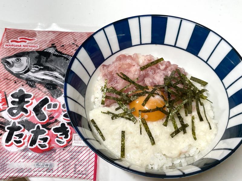 食材として使用したまぐろたたきも一緒に写した山かけまぐろたたき丼