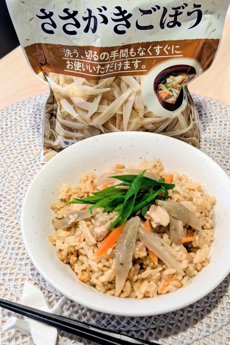 食材として使用した国産ささがきごぼうも一緒に写した鶏ごぼうの炊き込みご飯