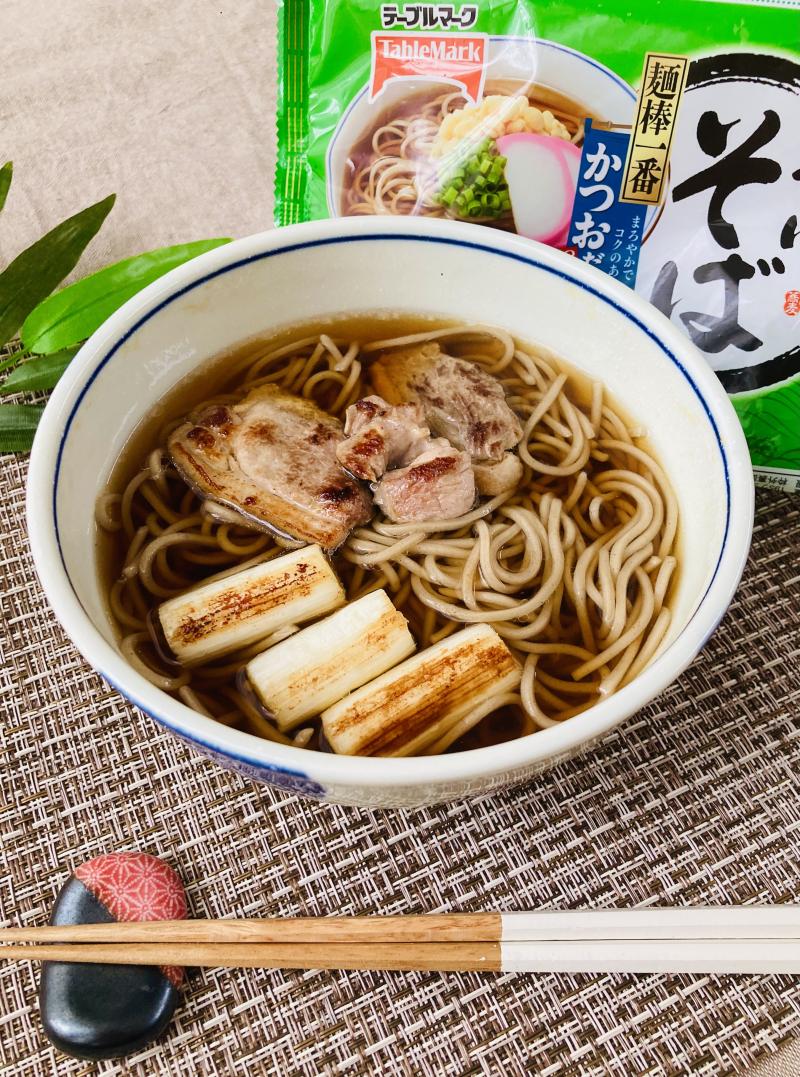 食材として使用した麺棒一番 かけそばも一緒に写した鴨南蛮そば