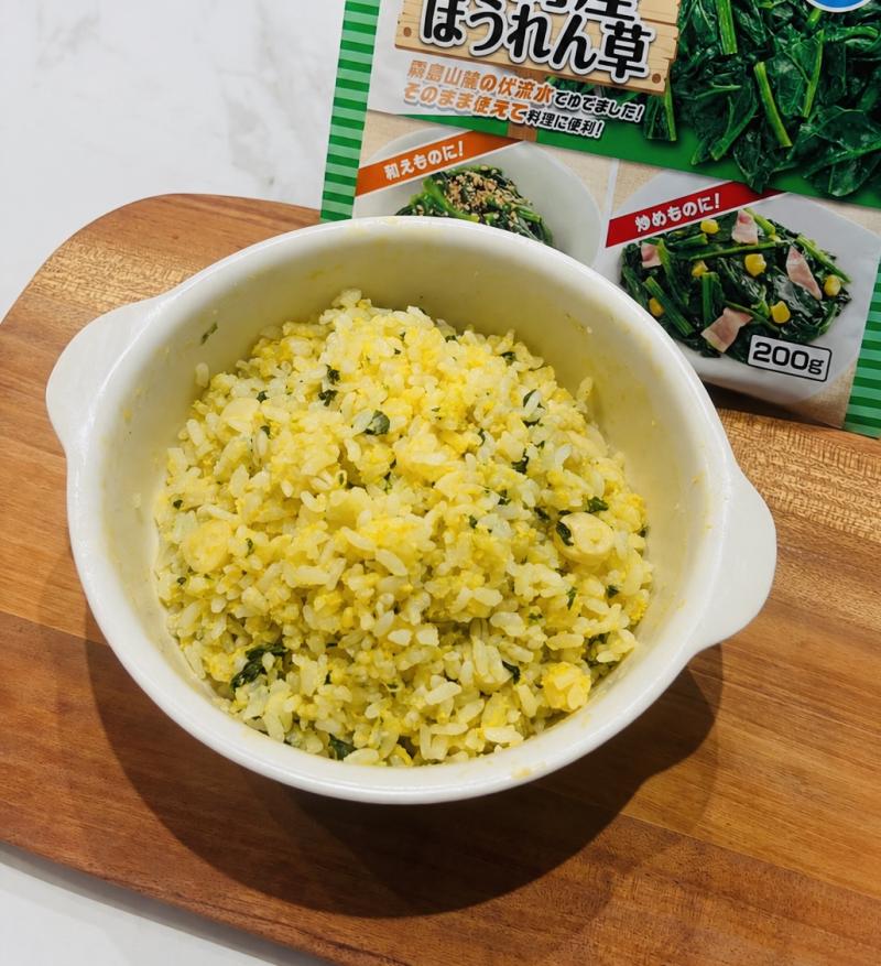 食材として使用した宮崎産ほうれん草も一緒に写したレンジで簡単！パパッとチャーハン