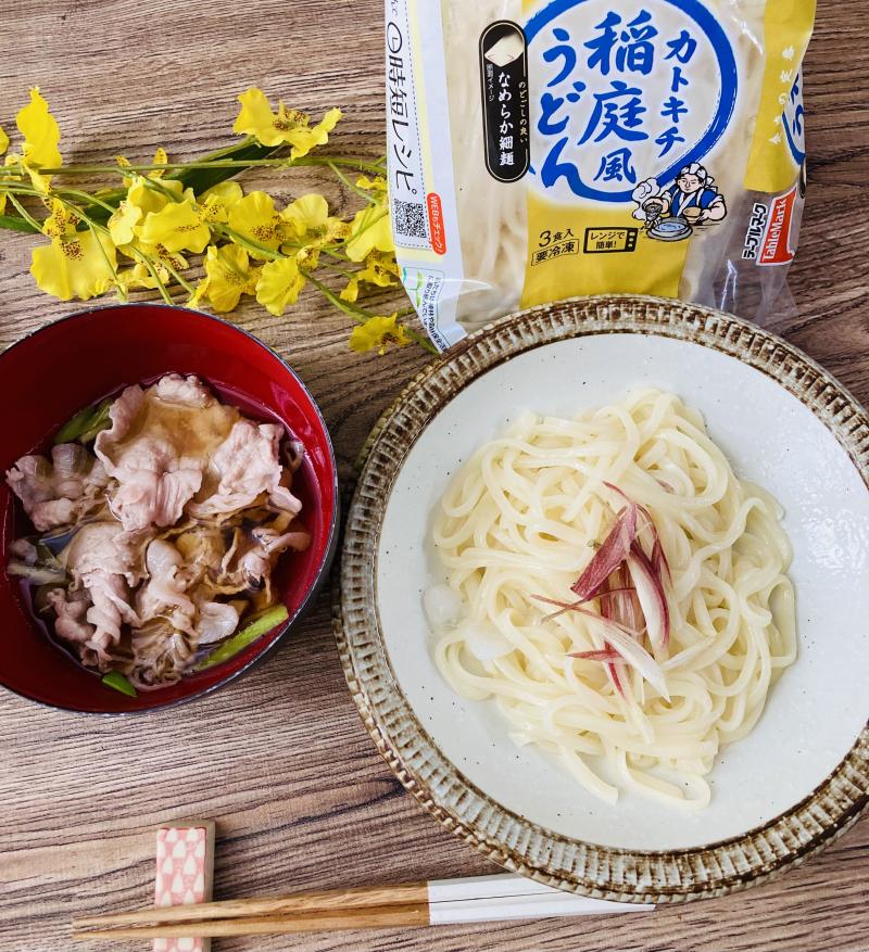 食材として使用したカトキチ稲庭風うどん３食も一緒に写したつけ汁稲庭風うどん