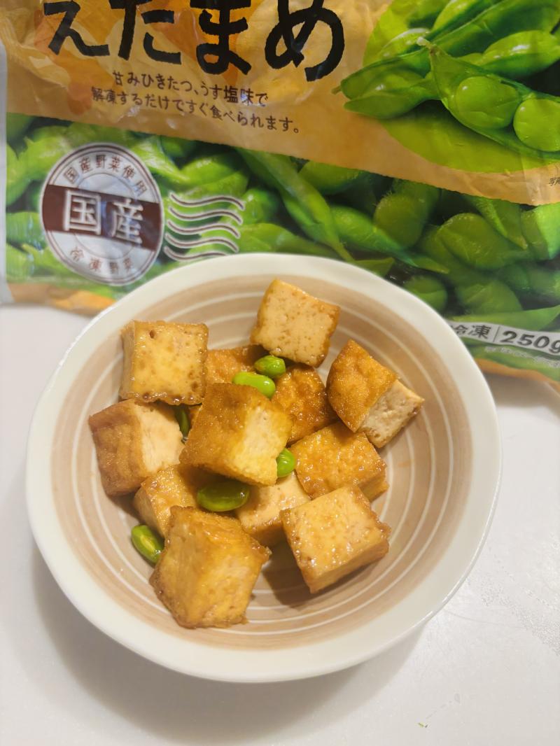 食材として使用した北海道十勝産すぐ食べられるえだまめも一緒に写した枝豆と厚揚げの甘辛炒め