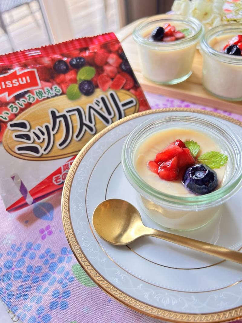 食材として使用したミックスベリーも一緒に写した豆乳プリン