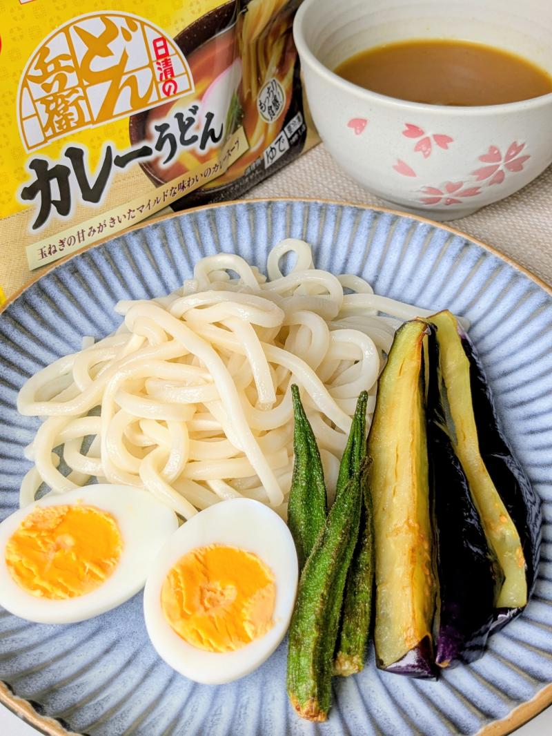 食材として使用した日清のどん兵衛 カレーうどんも一緒に写したカレーうどんつけ麺