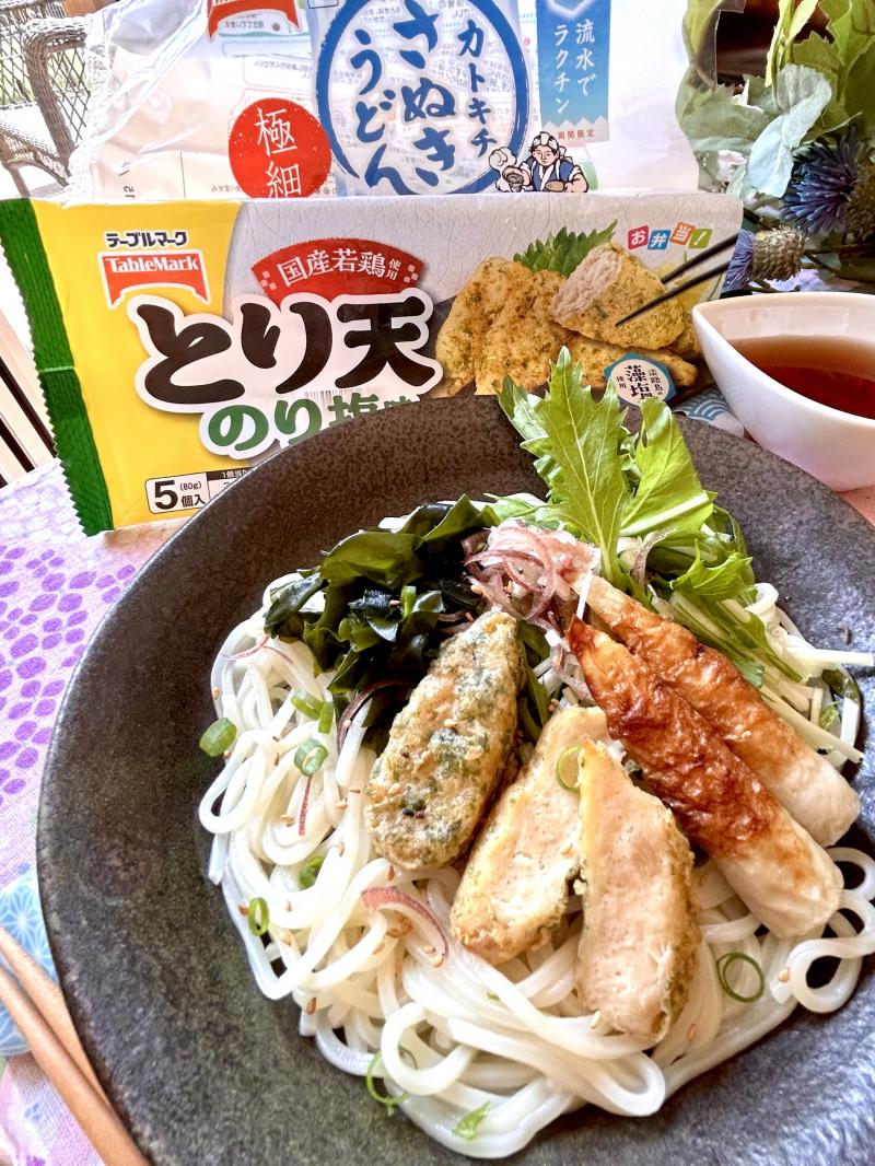 食材として使用したカトキチ極細さぬきうどん３食も一緒に写したとり天冷やしうどん