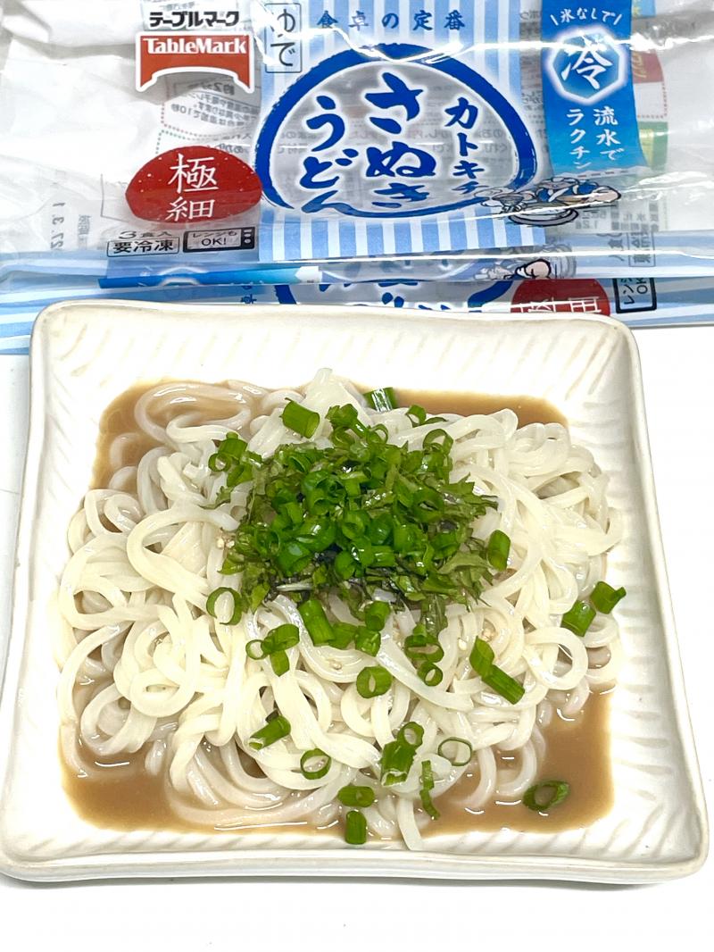 食材として使用したカトキチ極細さぬきうどん３食も一緒に写した豆乳ぶっかけ讃岐うどん