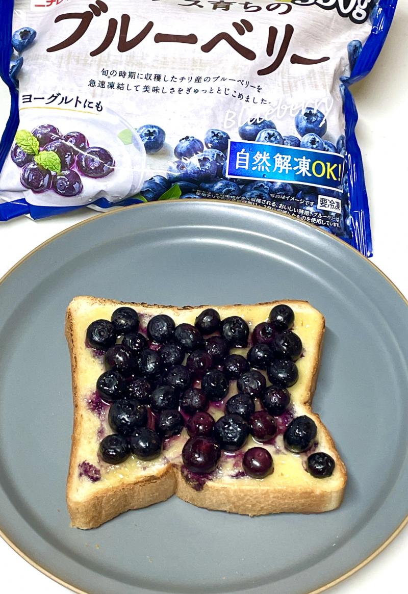 食材として使用したアンデス育ちのブルーベリーも一緒に写したカスタードブルーベリートースト