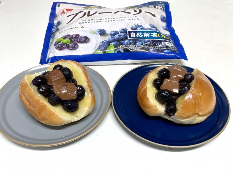 食材として使用したアンデス育ちのブルーベリーも一緒に写したカスタードブルーベリーチョコパン