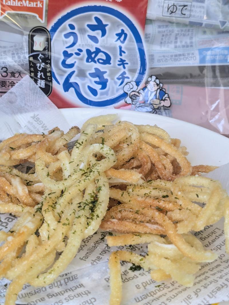 食材として使用したカトキチさぬきうどん３食も一緒に写したのり塩うどんスナック