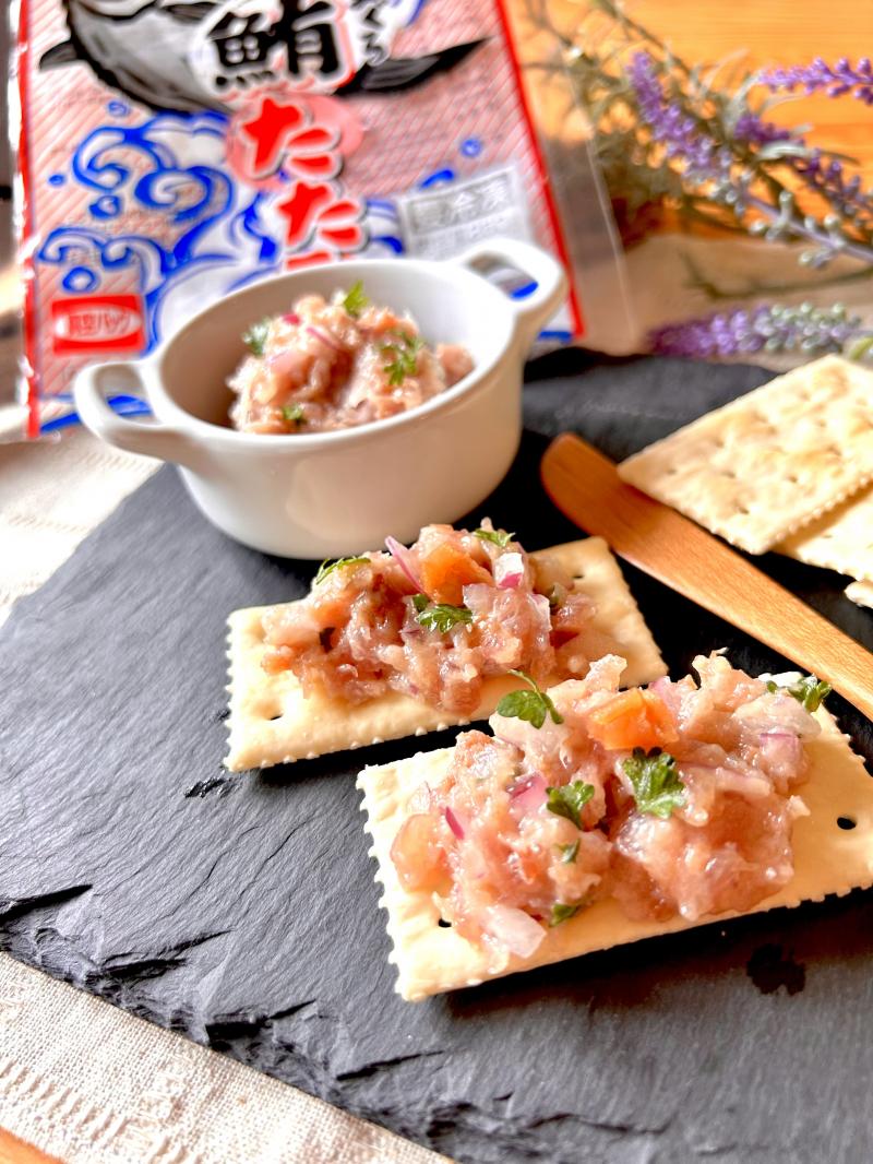 食材として使用したまぐろたたきも一緒に写したマグロの梅タルタル