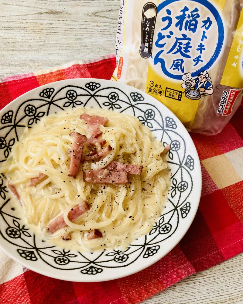 食材として使用したカトキチ稲庭風うどん３食も一緒に写したベーコンと玉ねぎのクリームうどん