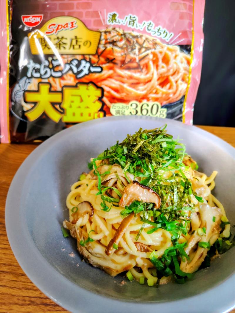 食材として使用した日清スパ王喫茶店のたらこバター 大盛りも一緒に写したスパ王喫茶店のたらこバター 大盛りでキノコたらこバタースパゲッティ