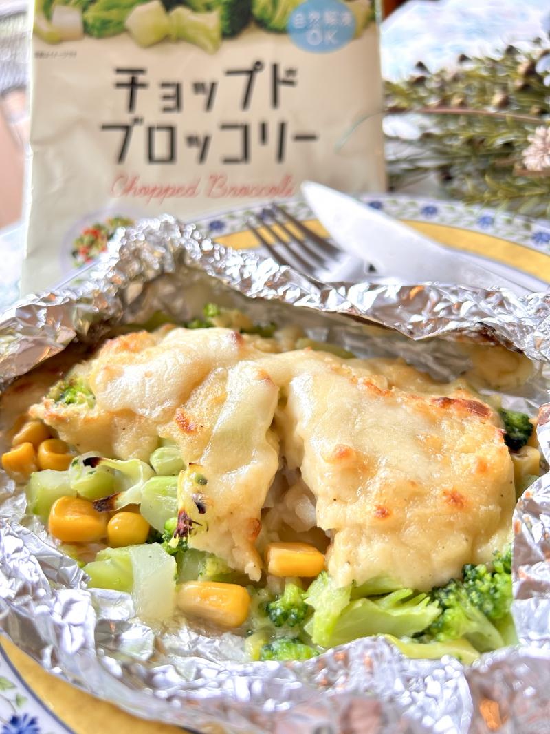 食材として使用したチョップドブロッコリーも一緒に写した鱈のグラタンホイル焼き