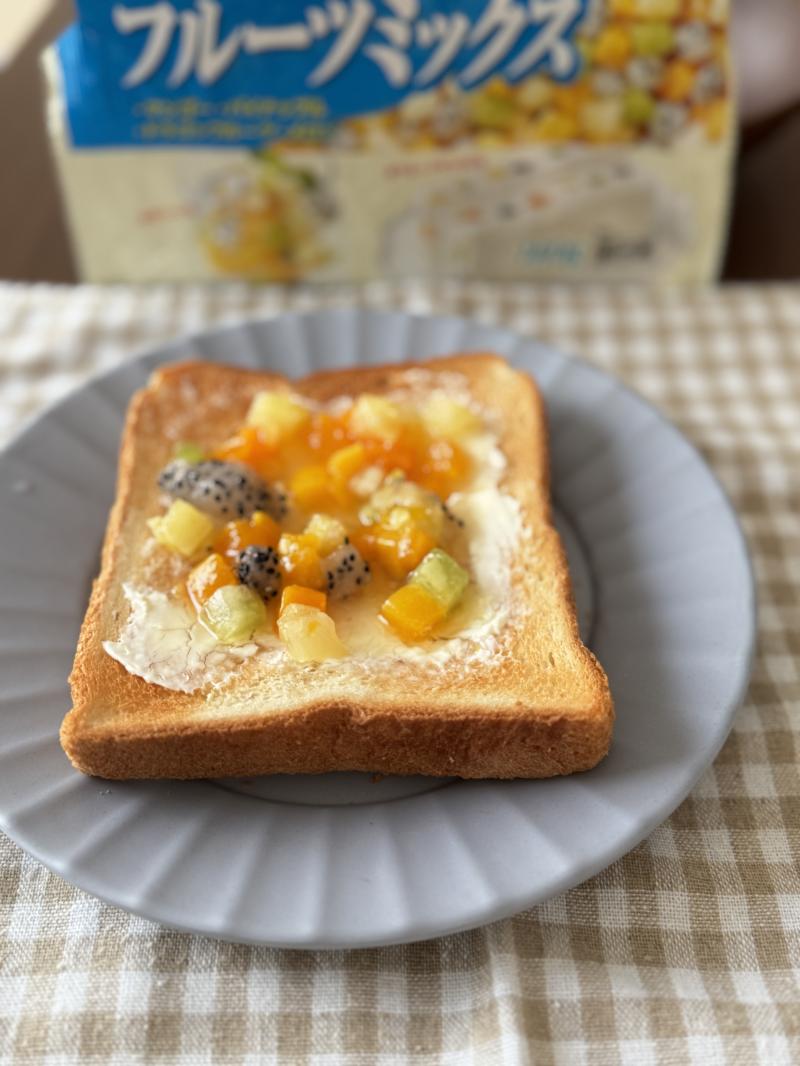 食材として使用した4種の彩りフルーツミックス180gも一緒に写した彩りフルーツのクリームチーズトースト