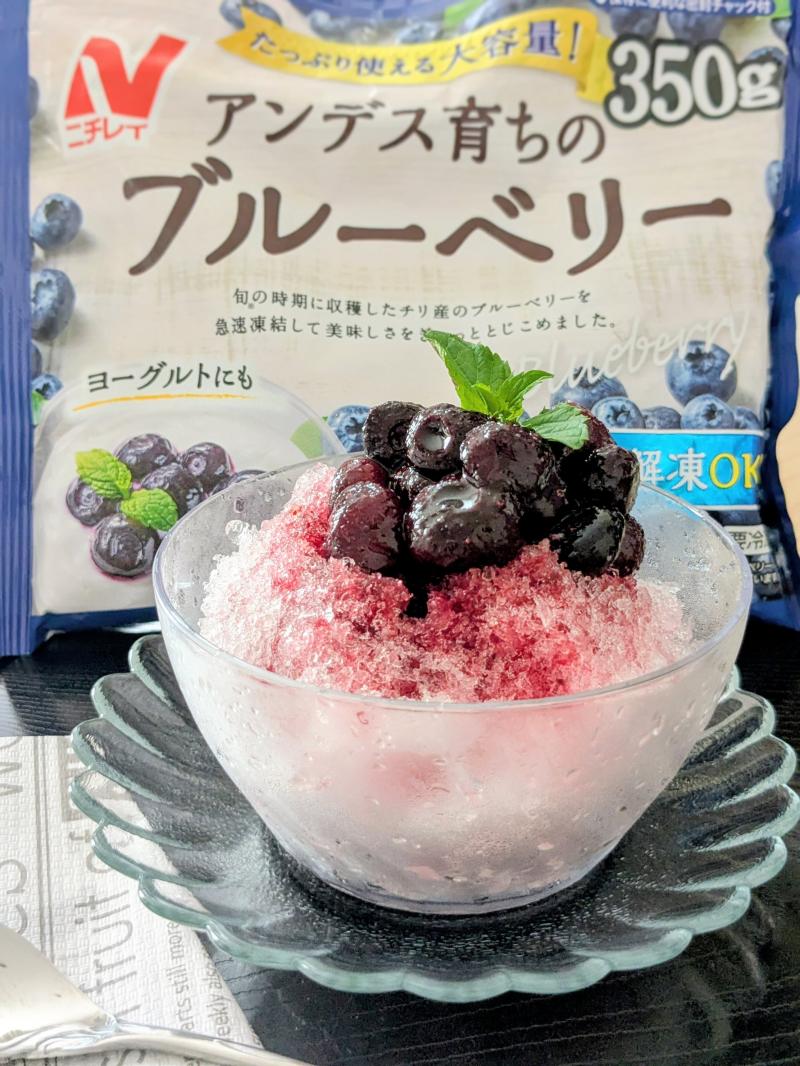 食材として使用したアンデス育ちのブルーベリーも一緒に写したブルーベリーのかき氷