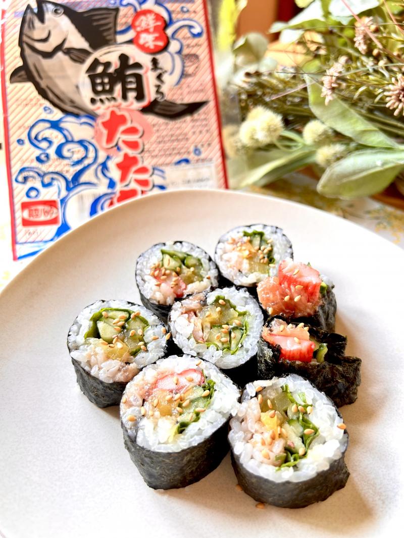 食材として使用したまぐろたたきも一緒に写した漬けマグロのキンパ