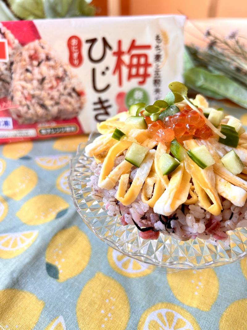 食材として使用したもち麦と五穀米が入った 梅ひじきおにぎりも一緒に写した梅ひじきのミニちらし