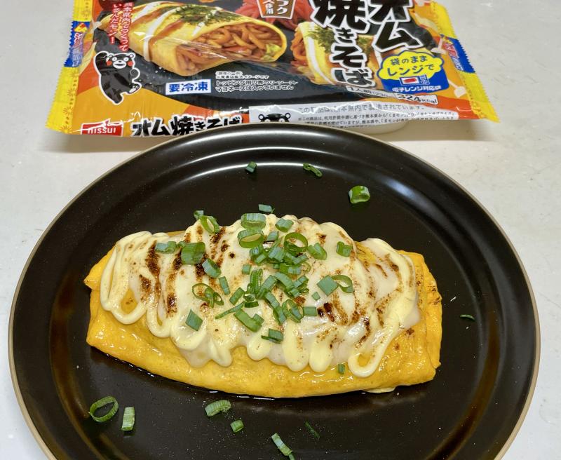 食材として使用したオム焼きそばも一緒に写したオム焼きそば焦がしチーズマヨ