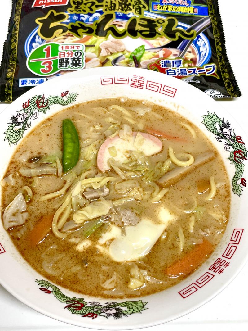食材として使用したわが家の麺自慢 黒マー油豚骨 ちゃんぽんも一緒に写したチーズ黒マー油豚骨ちゃんぽん