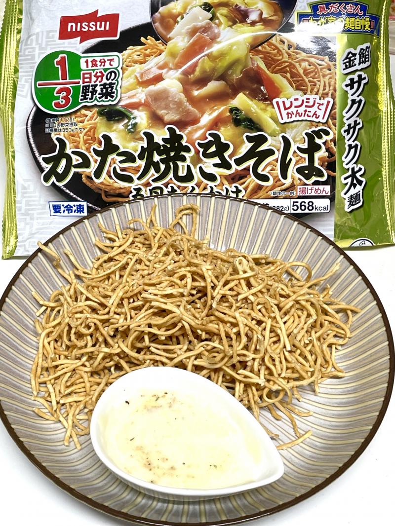 食材として使用したわが家の麺自慢 五目あんかけ かた焼きそばも一緒に写したガーリックチーズとサクサクかた焼きそばスナック