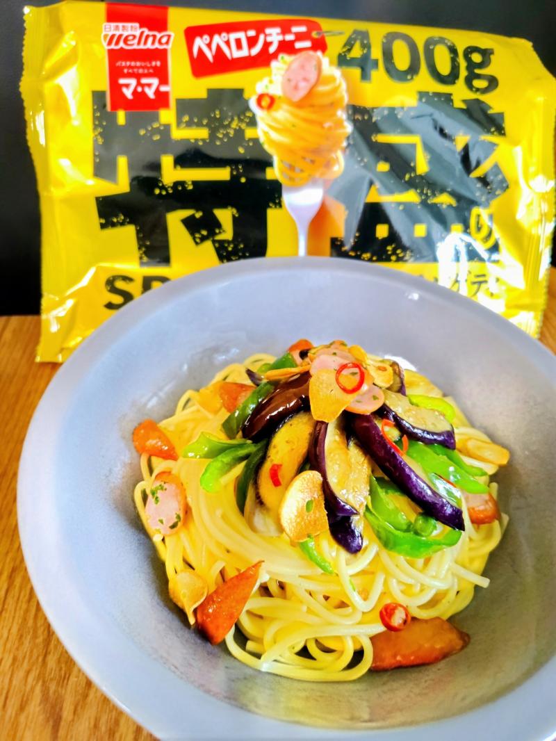 食材として使用したマ･マー 特盛りスパゲティ ペペロンチーニも一緒に写したマ・マー特盛り ペペロンチーニで具だくさんスパゲティ