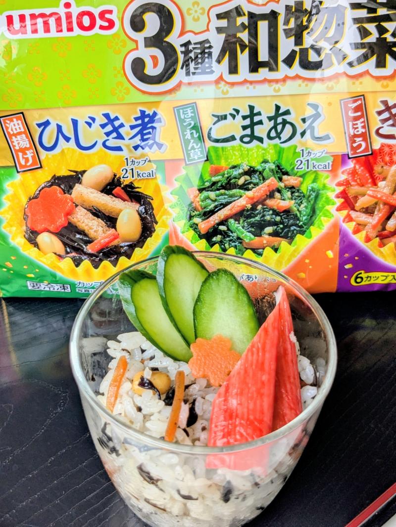 食材として使用した3種和惣菜も一緒に写したひじき煮のカップ寿司