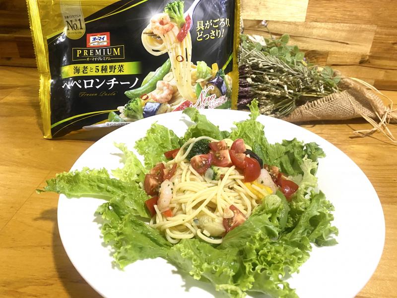 食材として使用したオーマイプレミアム　ペペロンチーノも一緒に写した7種野菜と小エビのサラダパスタ