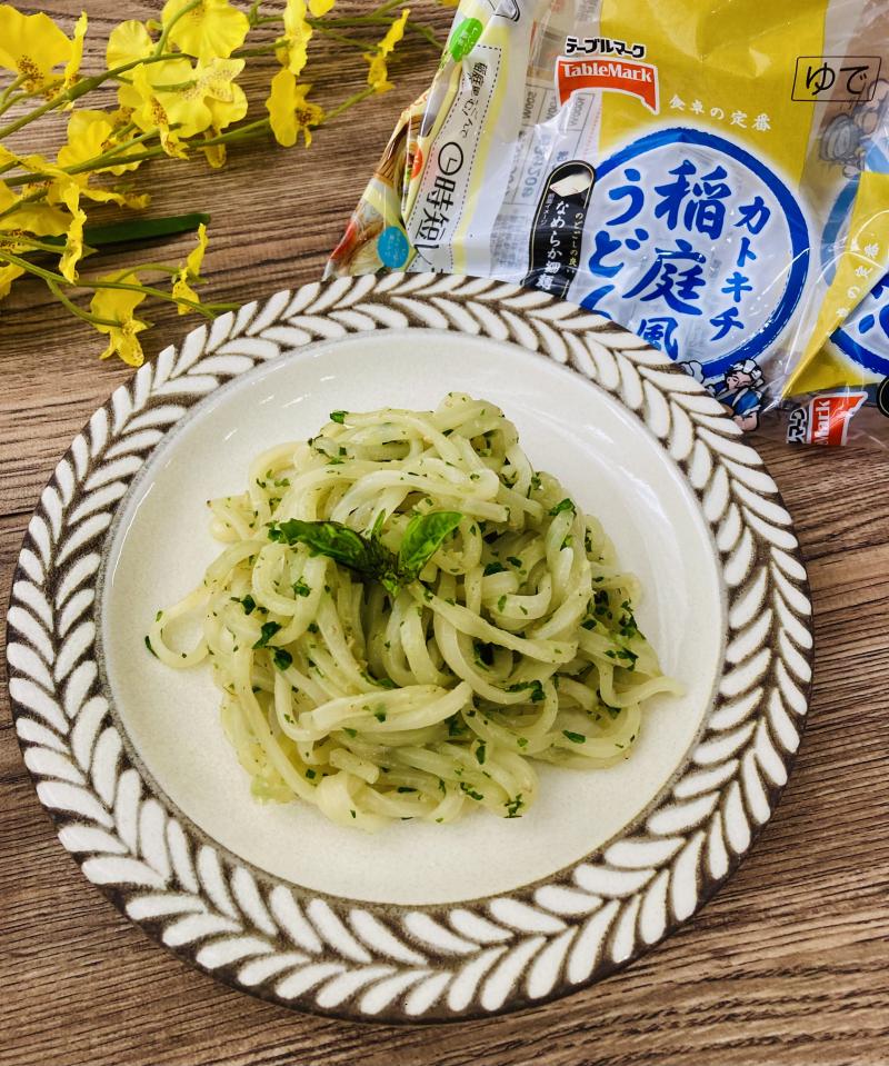 食材として使用したカトキチ稲庭風うどん３食も一緒に写したジェノベーゼ風うどん