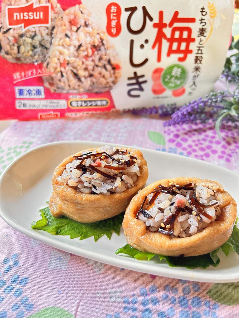 食材として使用したもち麦と五穀米が入った 梅ひじきおにぎりも一緒に写した梅ひじきのいなり寿司