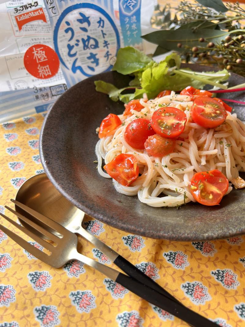 食材として使用したカトキチ極細さぬきうどん３食も一緒に写した冷製トマトうどん