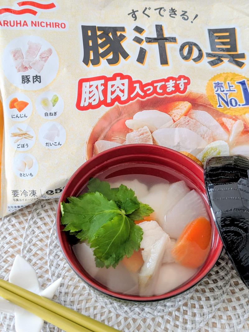 食材として使用したすぐできる!豚汁の具も一緒に写した白だし香るお雑煮