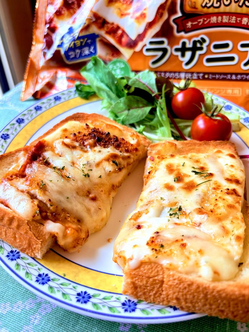 食材として使用したこんがりと焼いたラザニア2個入も一緒に写したとろけるチーズのラザニアトースト