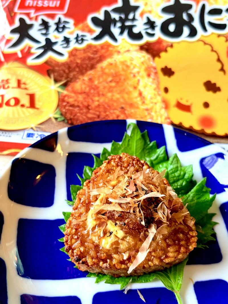 食材として使用した大きな大きな焼きおにぎりも一緒に写した梅おかかの香ばし焼きおにぎり