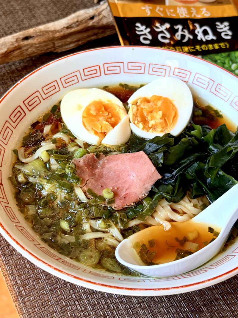 食材として使用したきざみねぎも一緒に写したネギラーメン