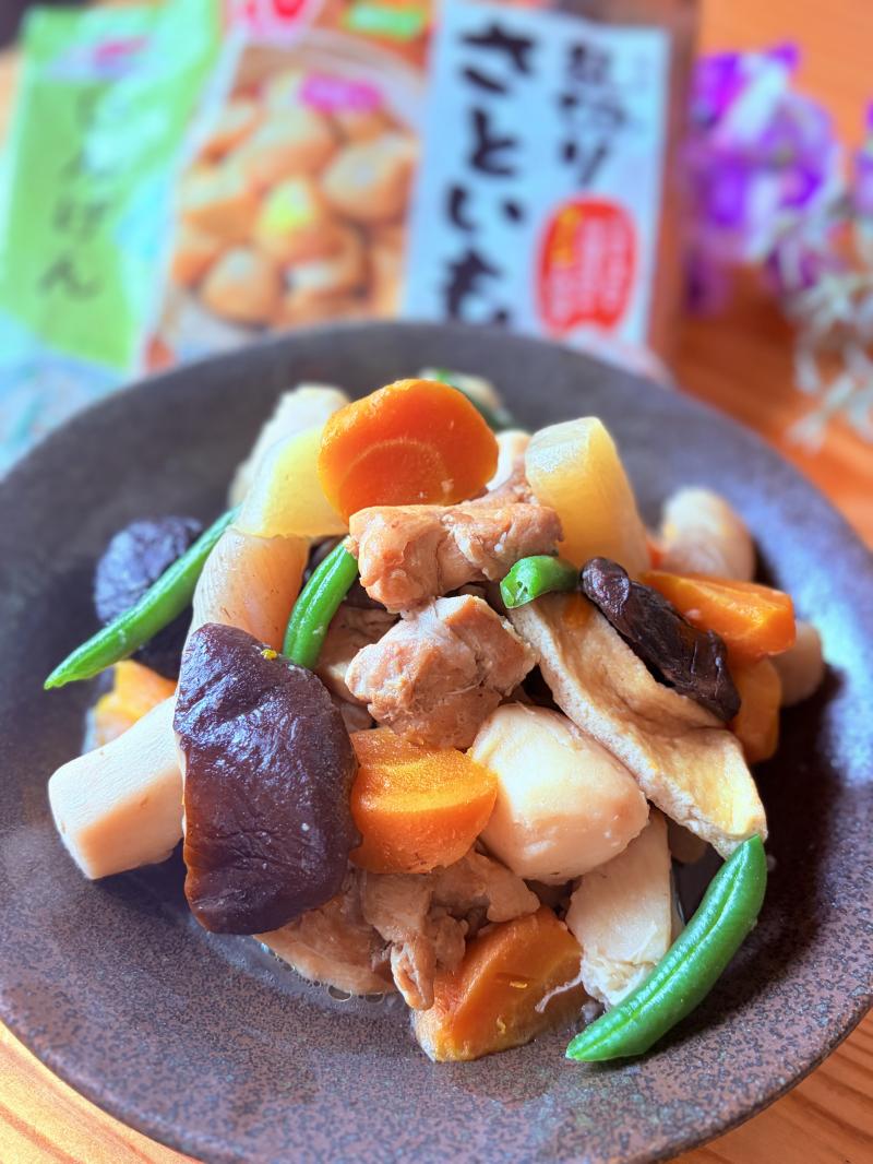食材として使用した乱切りさといもも一緒に写した筑前煮