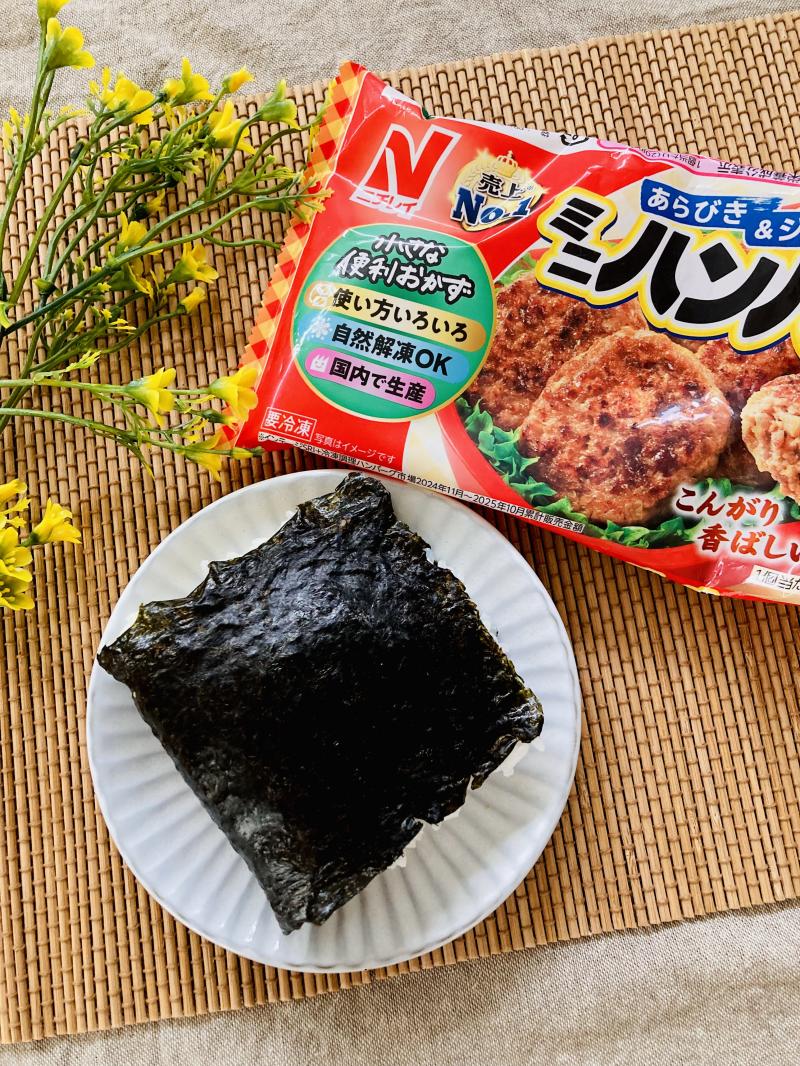 食材として使用したミニハンバーグも一緒に写したミニハンバーグ入りおにぎらず