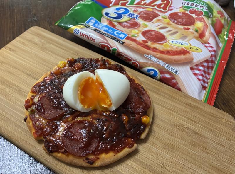 食材として使用したミックスピザ3枚入も一緒に写した甘辛とろ旨！半熟玉子のヤンニョムマルゲリータピザ