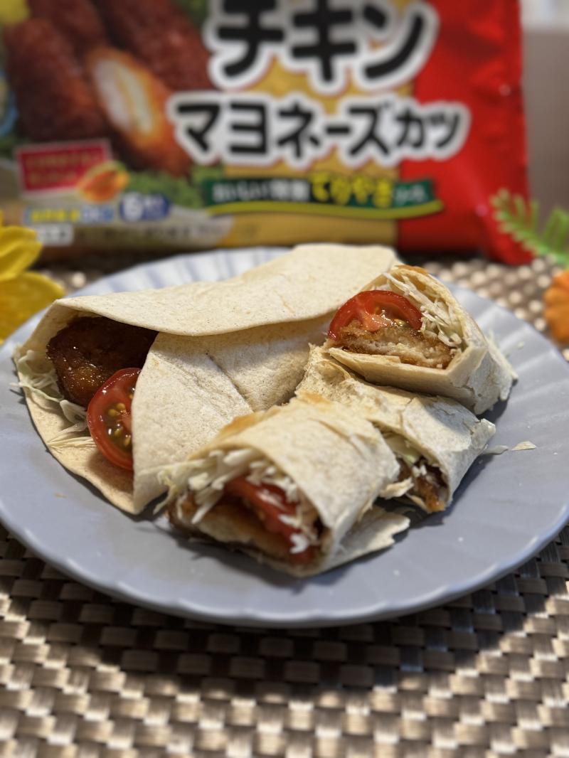 食材として使用したチキンマヨネーズカツも一緒に写したチキンカツのトルティーヤ巻き