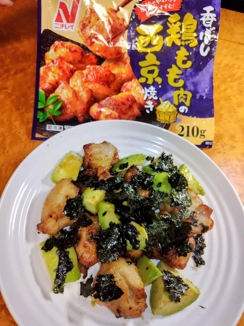 食材として使用した香ばし鶏もも肉の西京焼きも一緒に写した香ばし鶏もも肉の西京焼きで、パパッとできちゃう！