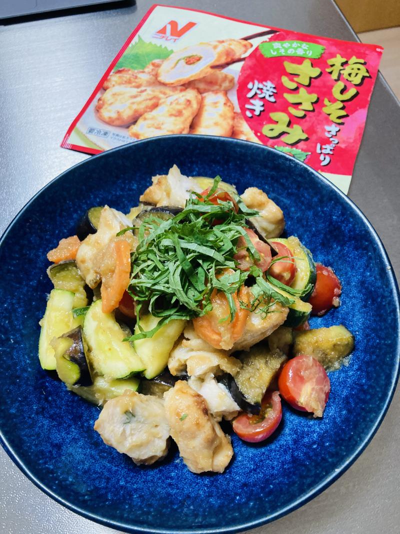 食材として使用した梅しそさっぱり ささみ焼きも一緒に写した梅しそささみと彩り夏野菜のみぞれあん