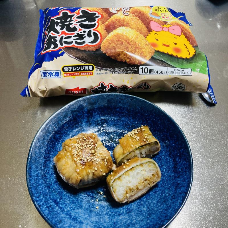食材として使用した焼きおにぎりも一緒に写した大葉香る！焼おにぎりの豚しそ照り焼き巻き