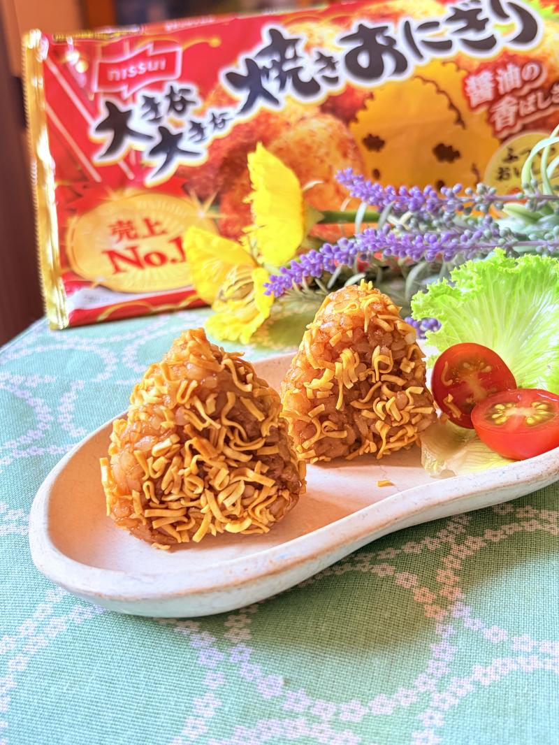 食材として使用した大きな大きな焼きおにぎりも一緒に写した焼きおにぎりラーメン