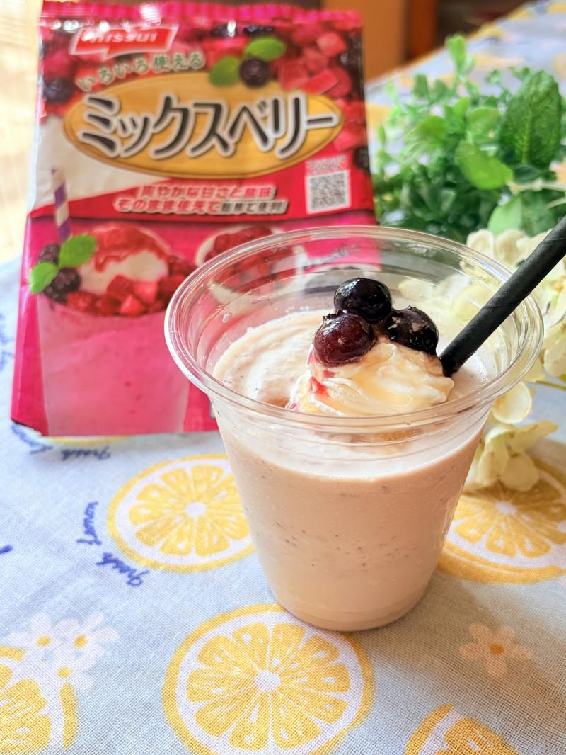 食材として使用したミックスベリーも一緒に写したベリーのシェイク