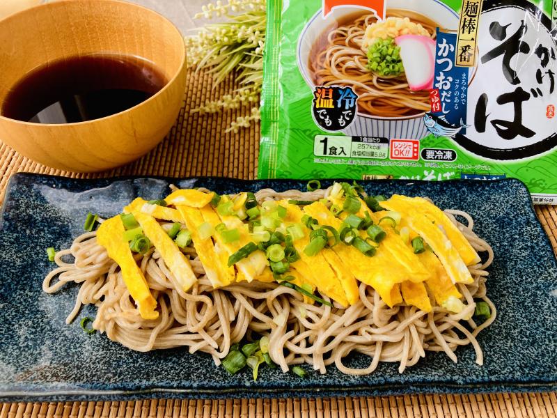 食材として使用した麺棒一番 かけそばも一緒に写した瓦そば風「焼き」そば